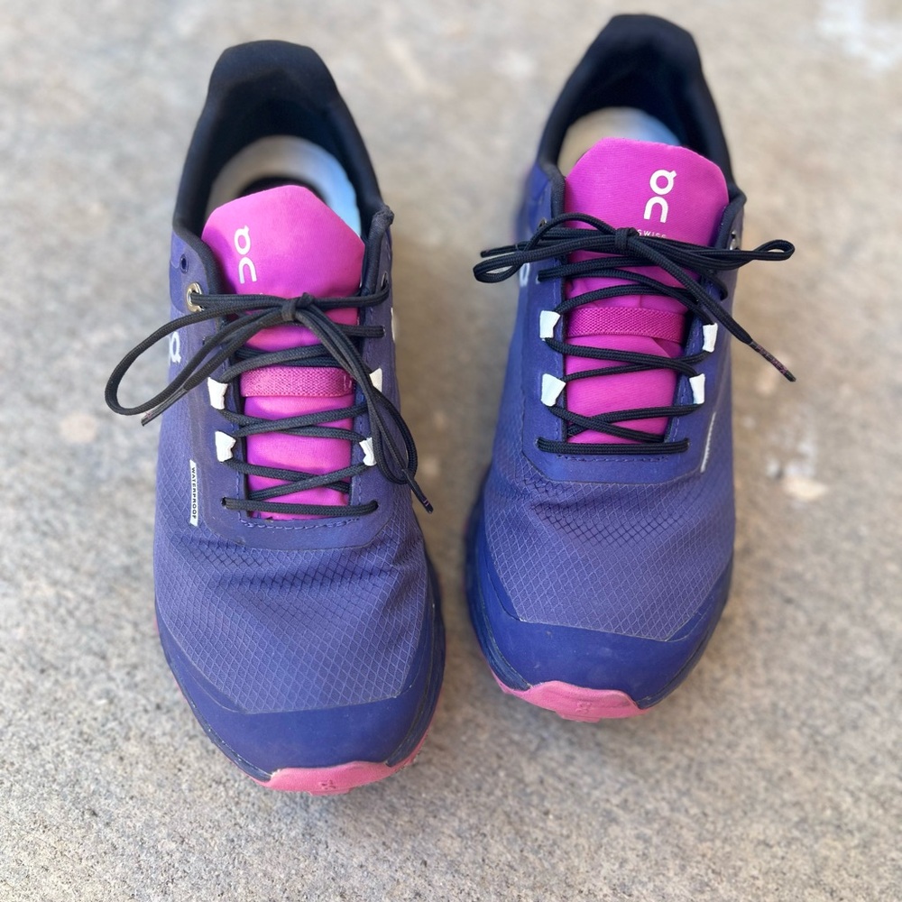 Size 6 used On Running Cloud Vista waterproof Purple and Pink Women athletic